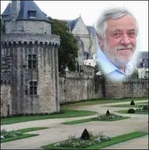 Clbre paloanthropologue n  Vannes en 1934. Son nom reste attach  la dcouverte en Ethiopie du fossile surnomm Lucy en 1974 ... .