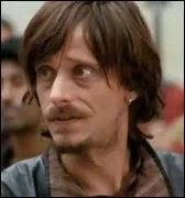 Qui est ce personnage et de qui a-t-il pris un poste de valet dans la maison royale ?