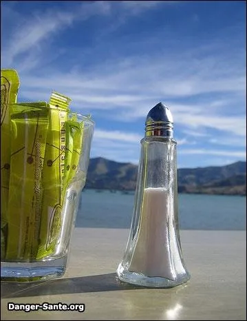 Un convive vous demande lui passer le sel. Que faites-vous ?