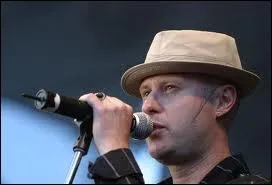 Quel chanteur (disparu en 2008) s'est fait connatre avec son groupe Gangsters d'Amour dans les annes 80 ?