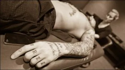 Qui se trouve sur cette table avant Wrestlemania 28 ?