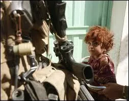 Compltez ces paroles de  Manhattan Kaboul  :  2 trangers au bout du monde, si diffrents, 2 inconnus, 2 anonymes mais pourtant pulvriss sur l'autel ...  .