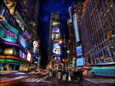 Quel est le nom de la clbre place  Midtown qui est surnomme   Crossroads of the world   et qui est trs anime avec ses pubs ?