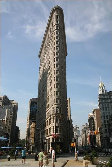 Comment se nomme ce btiment en forme de triangle rectangle ?