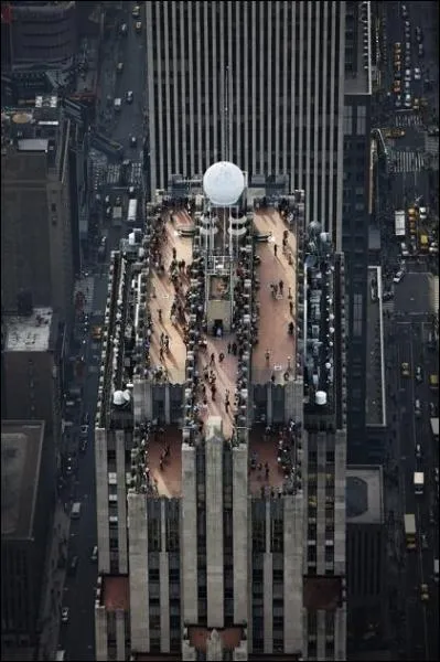 Au dessus de quel btiment se trouve l'observation  Top of the rock  ?