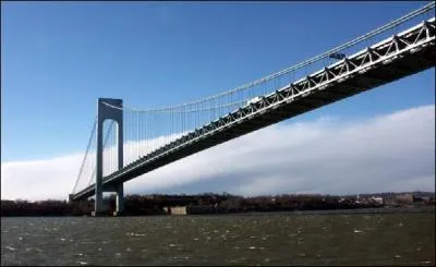 Quel est le nom du pont qui spare Lower New York Bay de la Upper New York Bay ?
