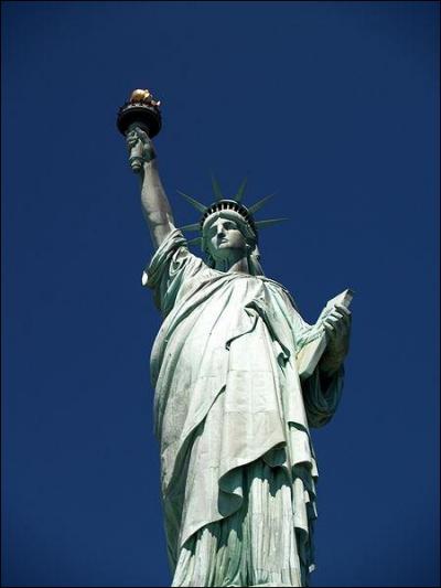 Combien mesure la statue de la Libert avec son socle ?