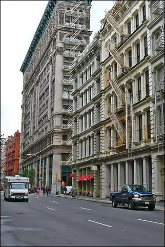 Quel est ce quartier qui est connu pour ses escaliers mtalliques de secours sur ses faades ?