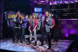 Comment s'appelle le prsentateur de Shake It Up ?