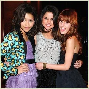 Qui chante le gnrique de Shake It Up ?