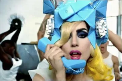 Avec qui Lady Gaga est-elle dans ce clip ?