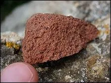 Minerai principal pour la fabrication d'aluminium. il peut tre de couleur, grise, rouge ou blanche.