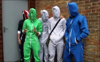 Quelles sont les  choses  qui diffrencient Louis des autres membres ?