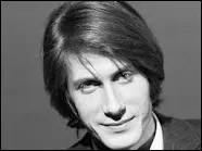 ''Toute ma vie j'ai rêvé d'être une hôtesse de l'air / Toute ma vie j'ai rêvé d'avoir, d'avoir... ''