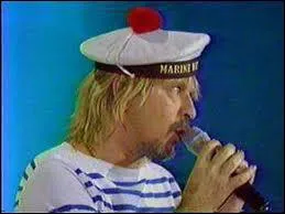 Alan Stivell a chanté ''Tri Martolod'' et l'idée a été reprise par Renaud dans ''Trois matelots'' ou il racontait la vie de trois personnages bien différents embarqués sur...