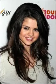 Avec qui Selena joue-t-elle dans  Spring Breakers  ?