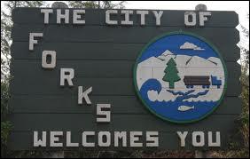 Combien y a-t-il d'habitants dans la ville de Forks ?