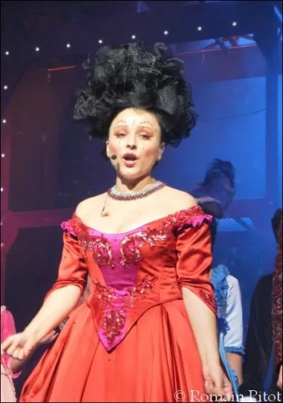 Estelle porte toujours cette robe.