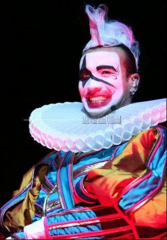 Il apparat dans cette tenue dans la chanson  J'accuse mon pre .