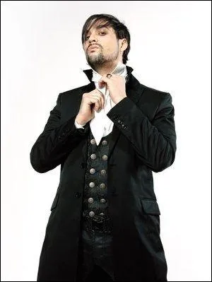 Florent chante 2 chansons dans cette tenue.