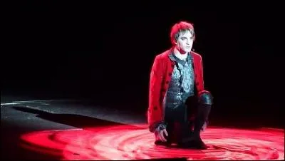 Pour quelle chanson Mikelangelo porte-t-il cette tenue ?