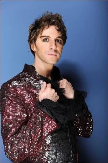 Mikelangelo fait son entre en scne dans cette tenue.