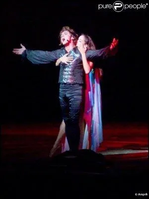 Pour quelles chansons Mikelangelo porte-t-il cette tenue ?