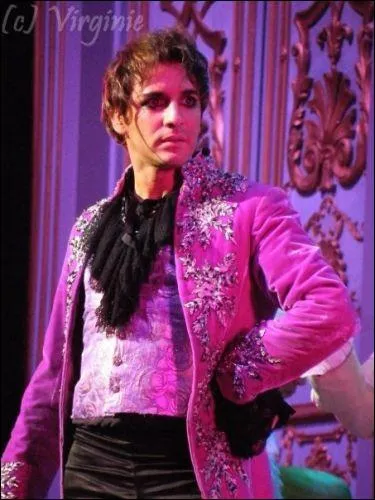 Pour quelle chanson Mikelangelo porte-t-il cette tenue ?