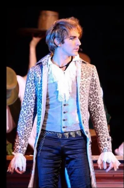 Mikelangelo porte cette tenue lorsqu'il chante  Le trublion  et  Je dors sur des roses .