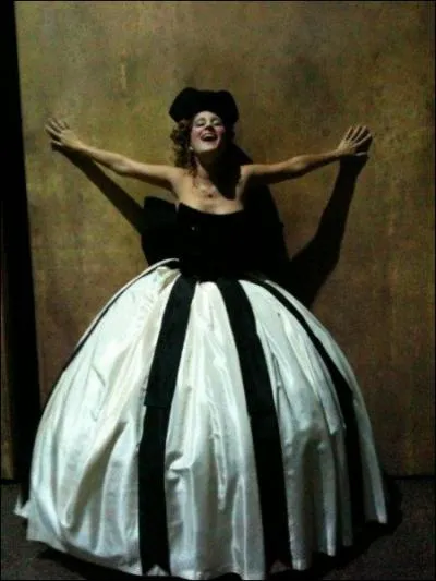 Pour quelle chanson Mava porte-t-elle cette robe ?