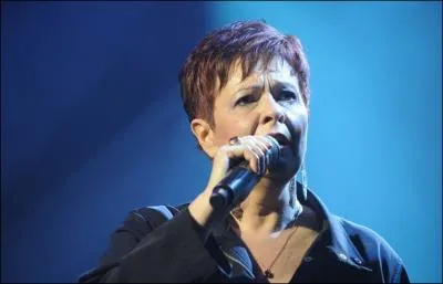 J'sais pas si c'est la Terre / Qui tourne  l'envers / Ou bien si c'est moi ( Le Monde Est Stone , interprt par Fabienne Thibeault)