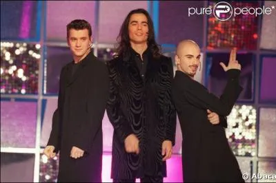 Dans leurs chteaux l-haut, ils s'ennuient / Pendant qu'en bas nous on danse toute la nuit ( Les Rois du Monde , interprt par Damien Sargue, Grgori Baquet et Philippe d'Avilla)