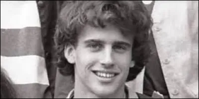 Qui est ce jeune homme souriant ?