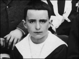 Qui est cet adolescent le jour de sa première communion ?