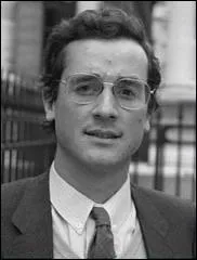 Qui est ce jeune cadre à lunettes ?