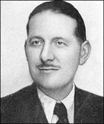 Qui est ce jeune homme au physique des années 1950 ?