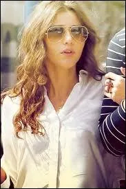 Pour quelle marque la petite amie de Louis est-elle mannequin ?