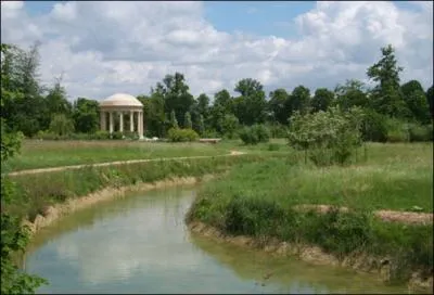 Son amant royal lui ayant offert une parcelle de terrain  Versailles, elle y fit construire une maison qu'elle appelait... (c'est le mme nom que celui d'un clbre muse de St. Ptersbourg)