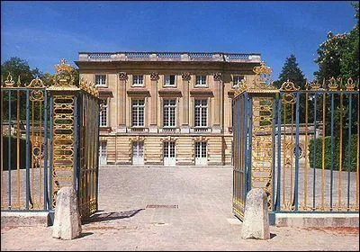 C'est sur une suggestion de madame de Pompadour que fut construit un domaine dans le parc du chteau de Versailles, domaine dont Marie-Antoinette fit, plus tard, un lieu personnel. Il s'agit...