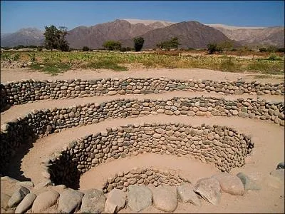 Pour pallier le manque d'eau chronique dans cette rgion aride, les Nazcas construisaient :