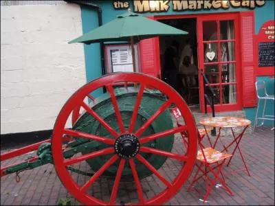 Dans un dicton, on vite de mettre ce mot avant !