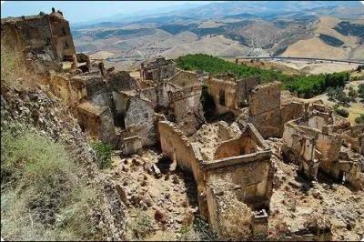 Qu'est-ce-qui causa le dpart de la population de la ville italienne, Craco ?