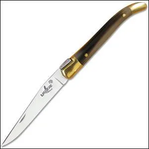 Sur tous les couteaux de la fameuse forge Laguiole on peut trouver...?