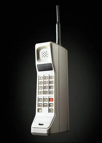En 1985, qui a cre le premier tlphone portable ?