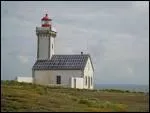 Comment s'appelle ce phare situ sur un ilt, qui signale aux bateaux la pointe nord-ouest de Belle-Ile-en-Mer et se compose d'une tour carre de 18m de hauteur accole  une maison ?