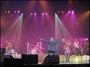 Qui chante :  Quand le financier s'enrhume ce sont les ouvriers qui toussent c'est trs loin la couche d'ozone mais c'est d'ici qu'on la perce C'est l'effet papillon petites causes grandes consquences 