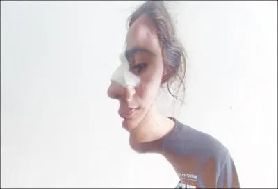 Regardez attentivement la photo ! O regarde la personne ?