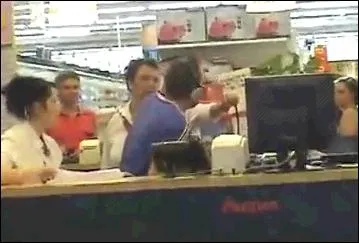 Quelle chanson de Police Rmi est-il en train de crier dans le micro ?