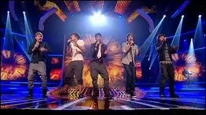 Quelle est la premire chanson interprte par le groupe en live show ?