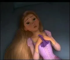 Lorsque Raiponce comprend qu'elle est la princesse disparue, sur quoi se cogne-t-elle ?